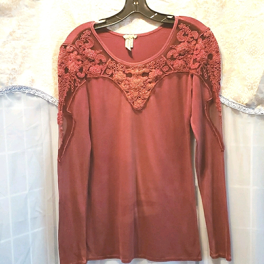 GIMMICKS BY BKE LONG SLEEVE TEE SZ M